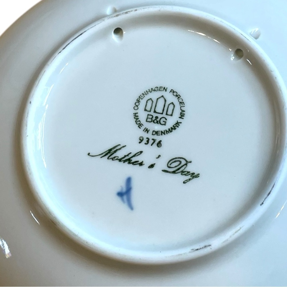 Two blue Mothers Day plates from the 1970’s, both feature swan and signets, EUC - Picture 6 of 6
